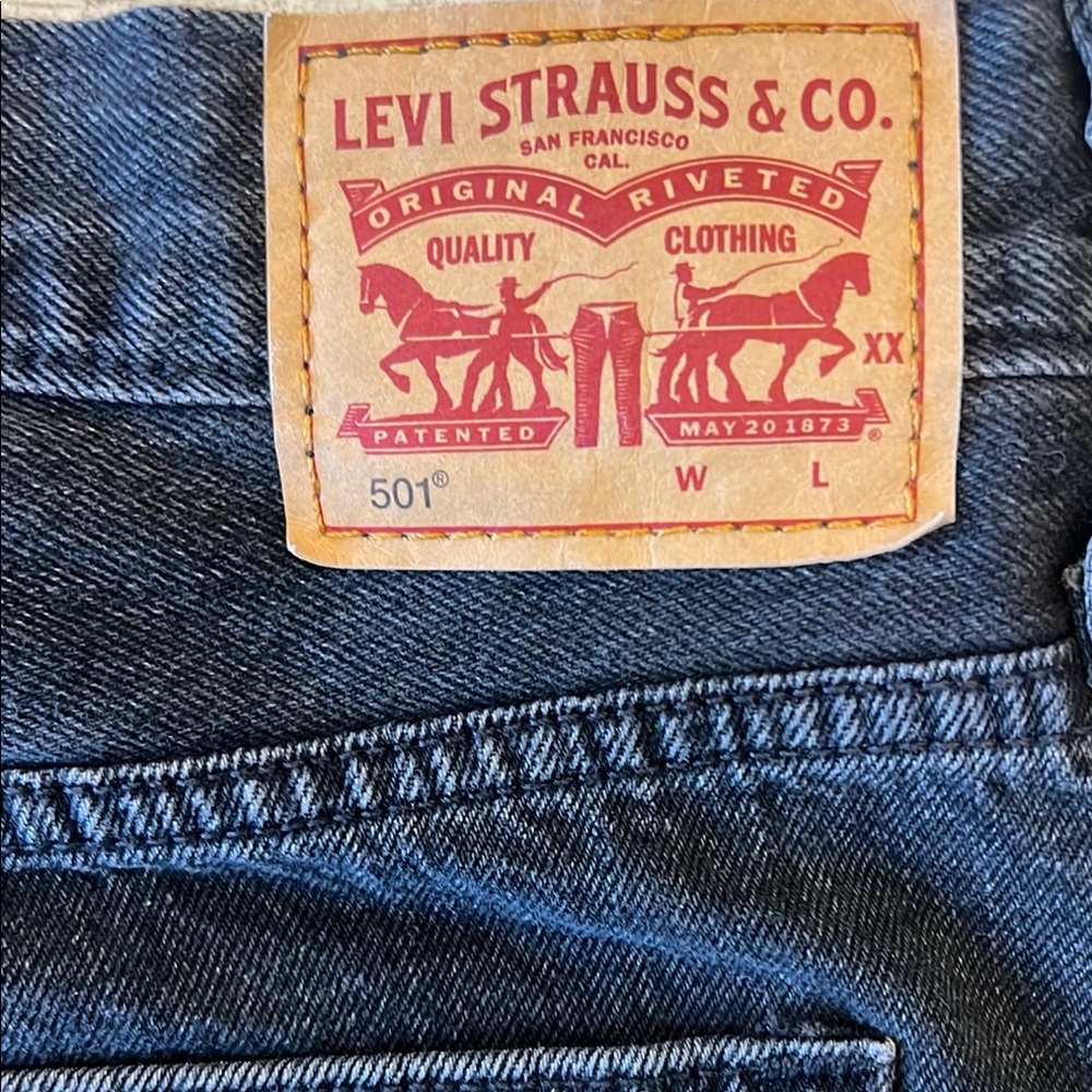 Levi's 501‎ Black Jean Shorts High-Waisted Frayed Hem Size 32